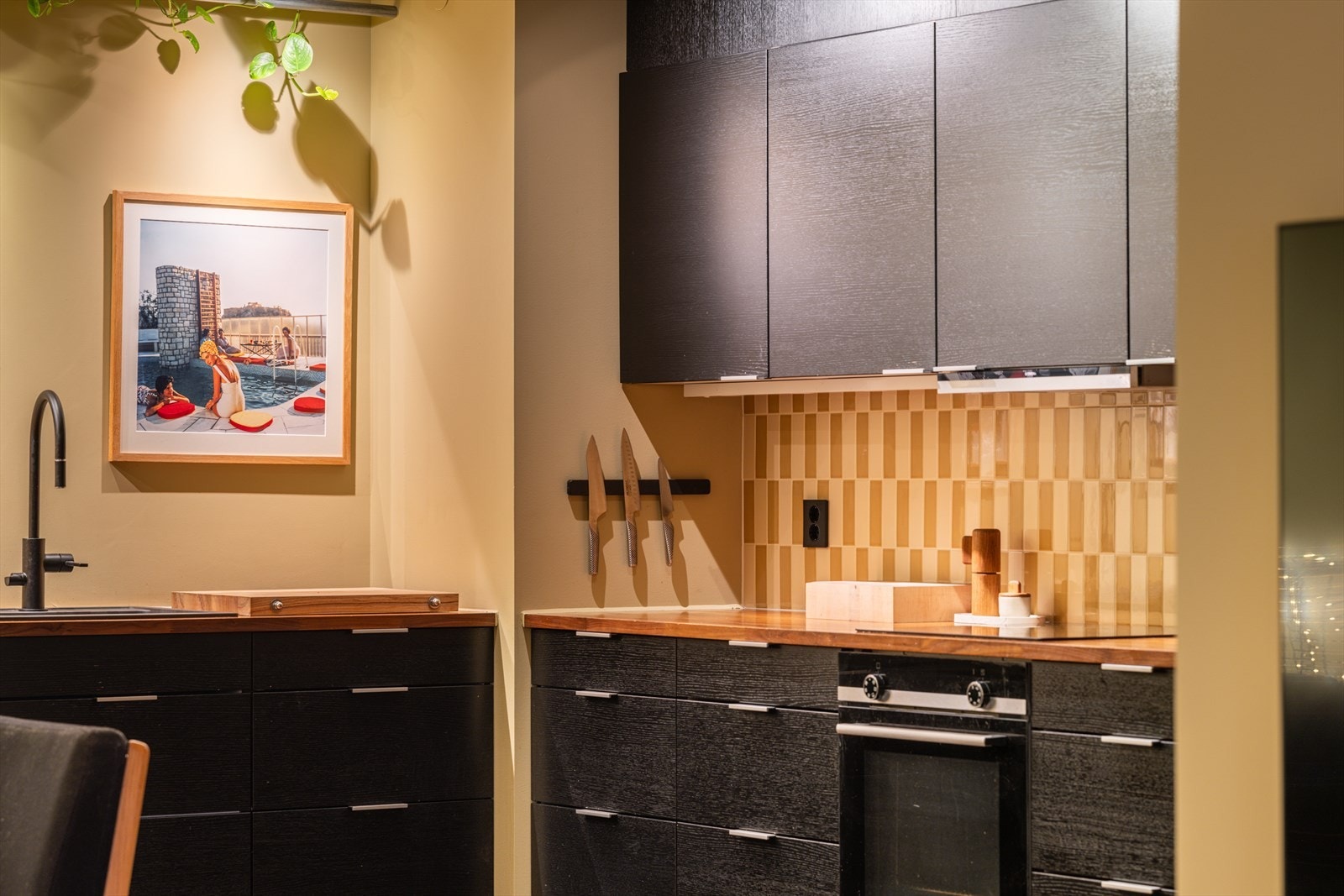 Kjøkkenet har gode arbeidsflater og rikelig med oppbevaringsplass i skuffer og skap. Galleribilde