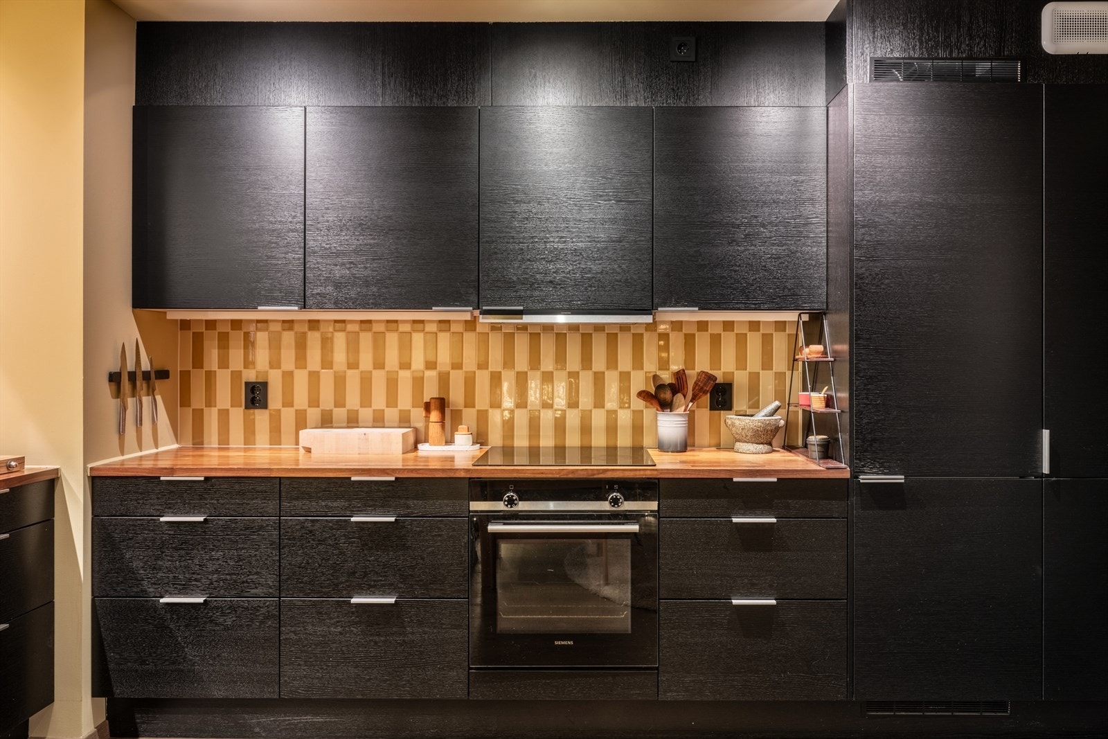 Av integrerte hvitevarer er kjøkkenet utstyrt med koketopp og stekeovn, kjøl/frys og oppvaskmaskin. Galleribilde