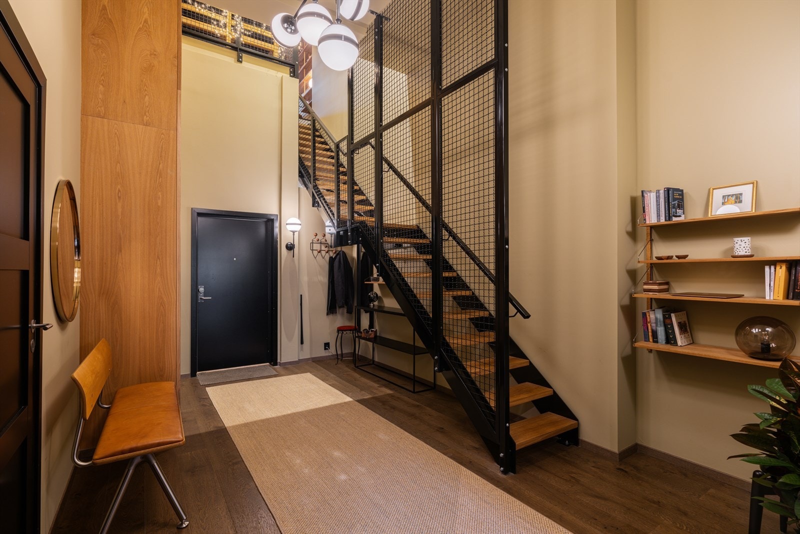 Trappen er et smykke i leiligheten og fremhever den gjennomgående New York-stilen. Galleribilde