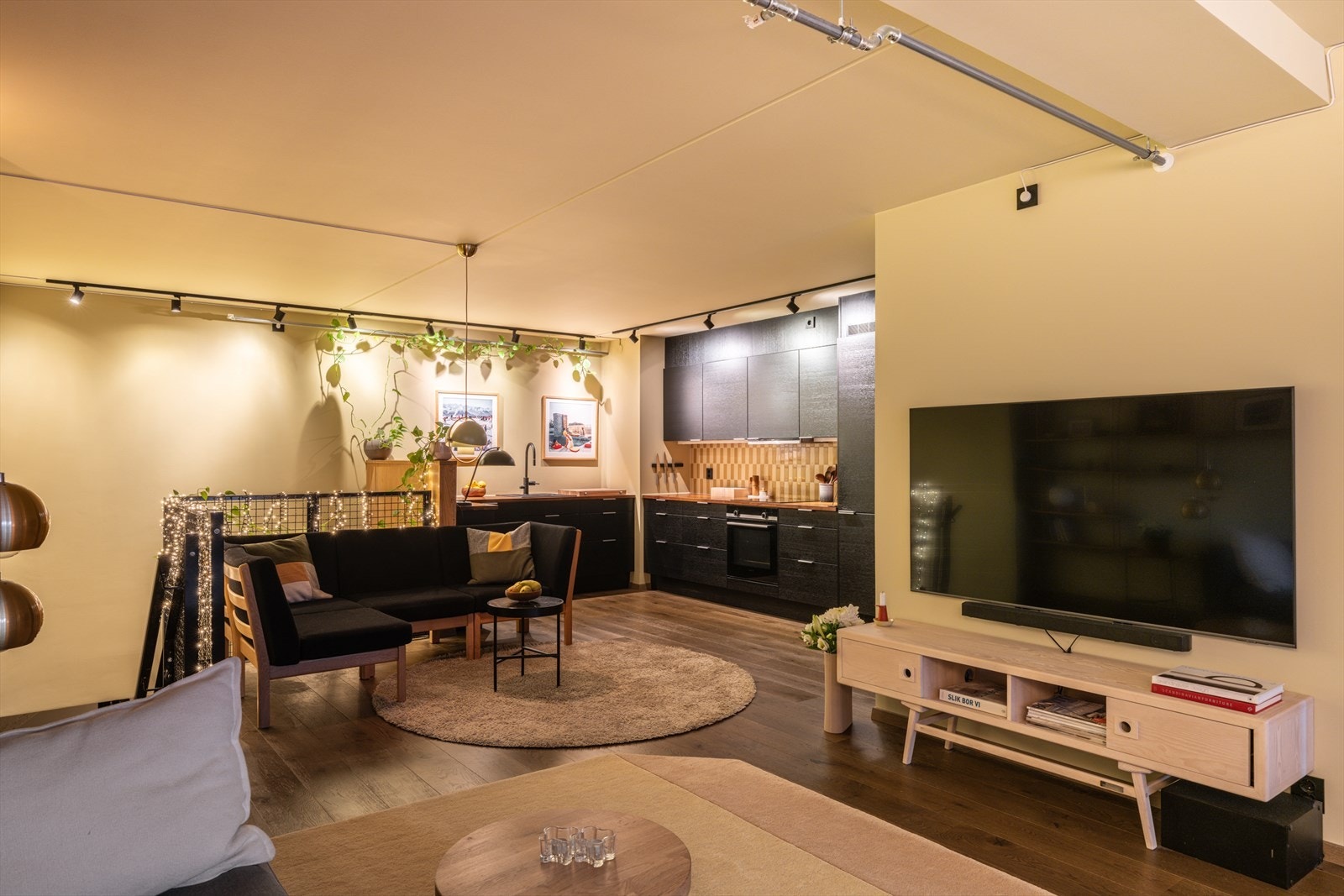 Stuens størrelse tillater plass til flere sosiale soner. Galleribilde