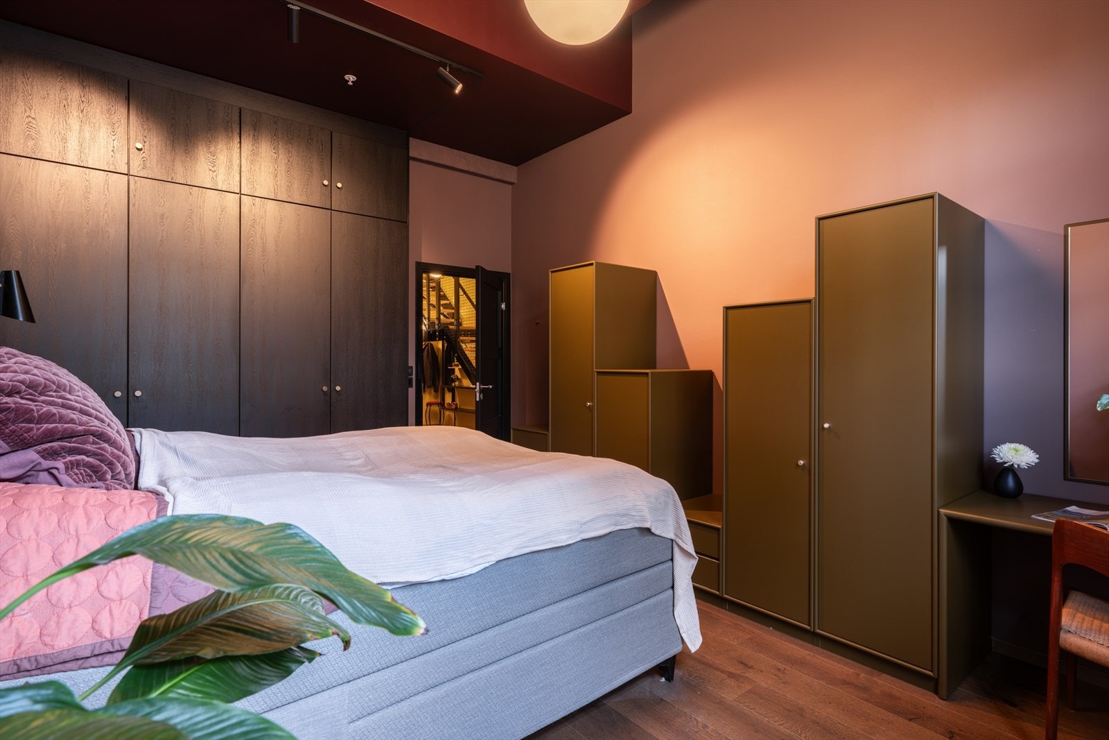 Det er også rikelig med lagringsplass i et plassbygd garderobeskap. Galleribilde