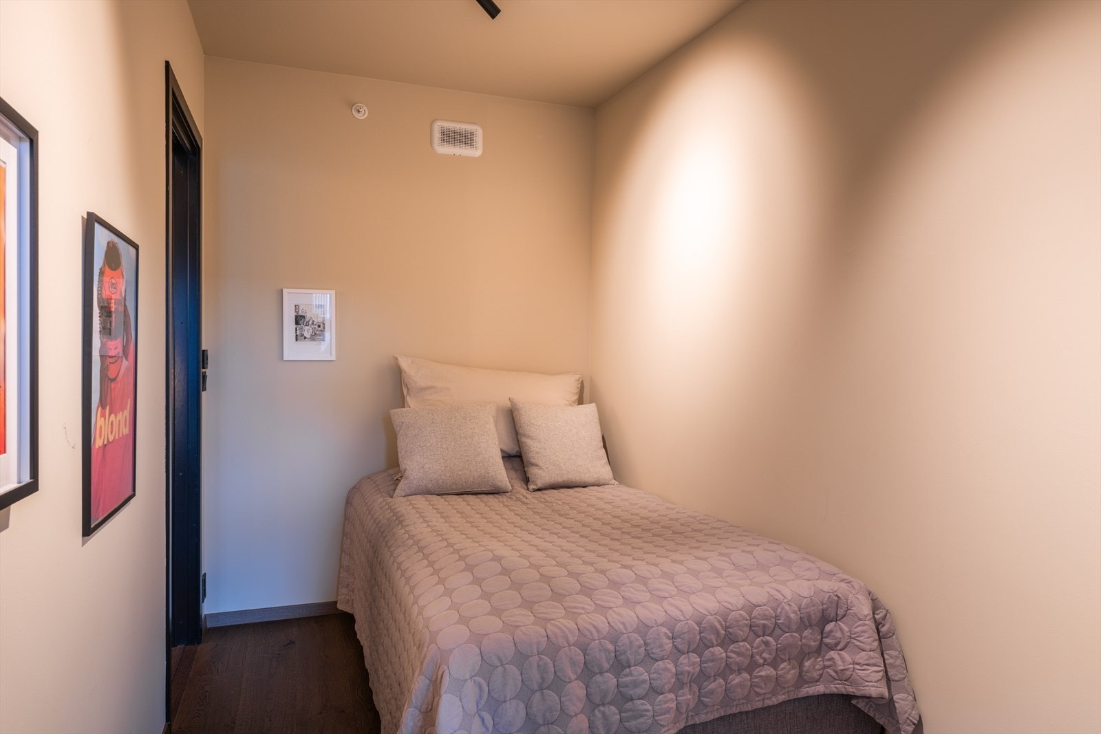 Rommet har god plass til seng og garderobeskap og preges av en kombinasjon av rustikke og moderne detaljer. Galleribilde