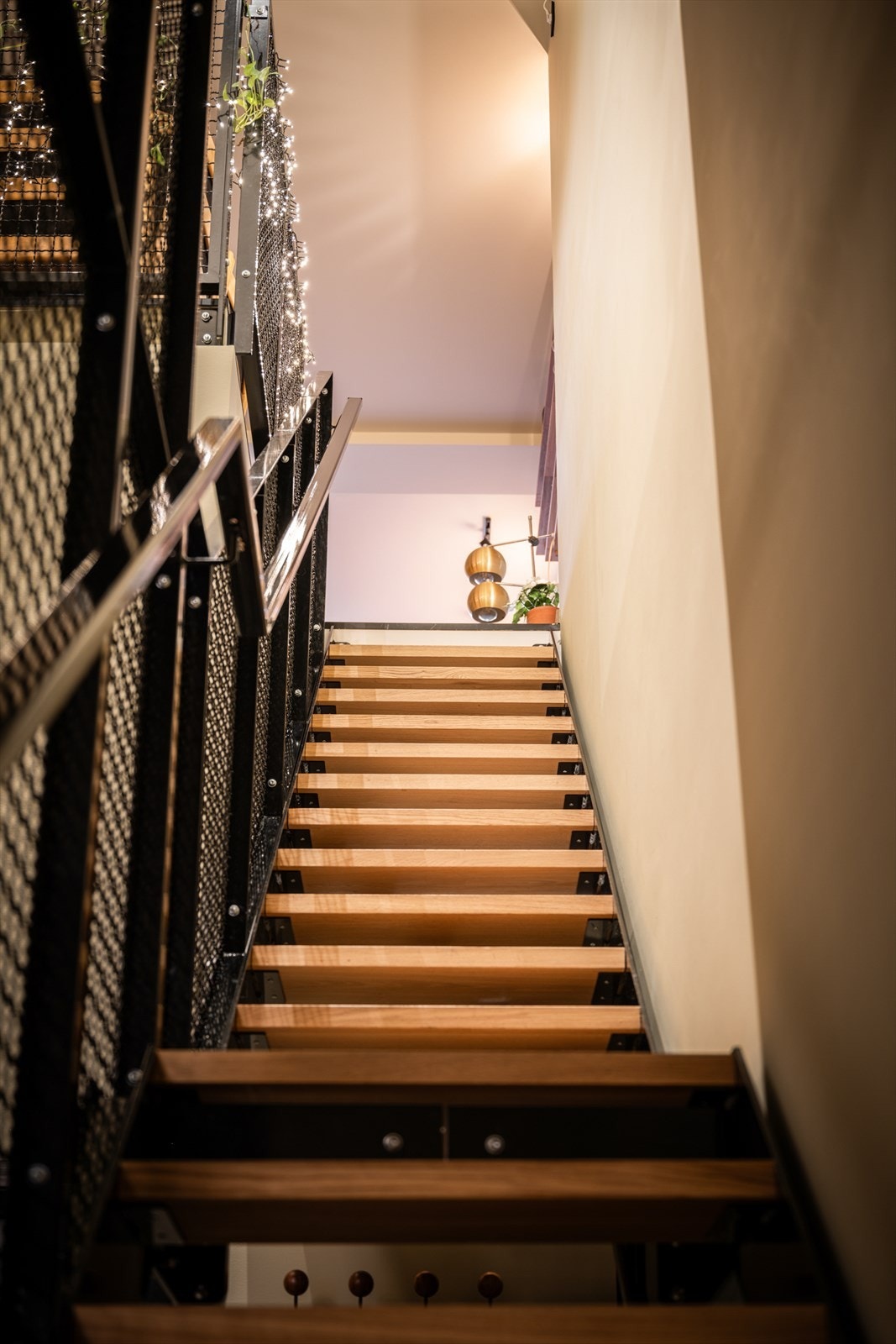 Etasjene skilles av en flott trapp som har fantastiske detaljer i smijern og eik. Galleribilde