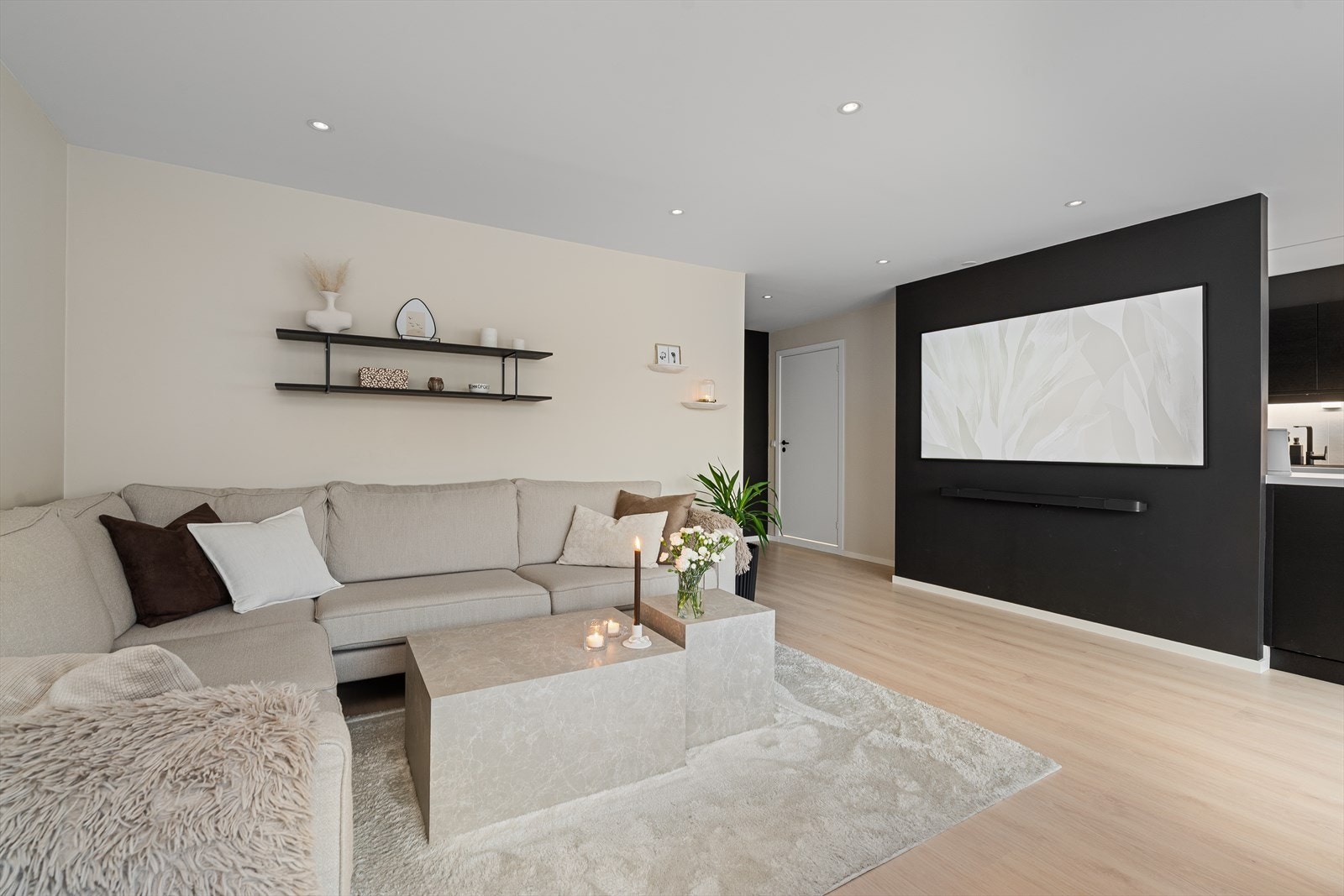 Det er dimbare downlights i tak. TV-veggen er helt fri for kabler til TV og anlegg, dette ligger skjult i skapet bak. Galleribilde