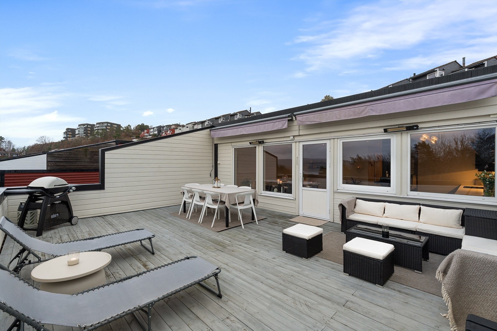 Gode møbleringsmuligheter på terrasse. Det medfølger to elektriske markiser med belysning, samt to varmelamper som forlenger utesesongen Galleribilde