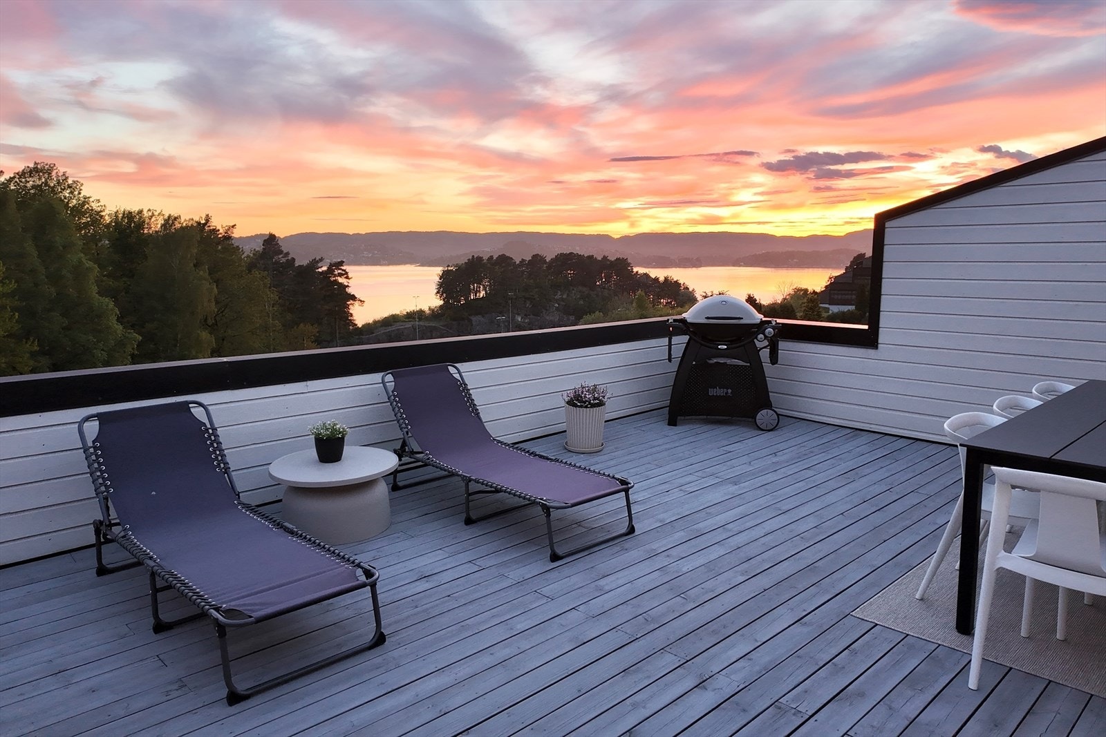 Nydelig utsikt mot sjøen og solnedgangen Galleribilde