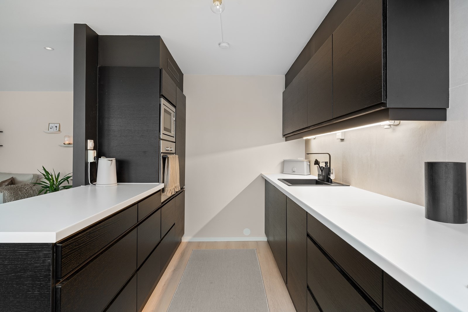 Lekkert kjøkken med god benk- og skapplass Galleribilde