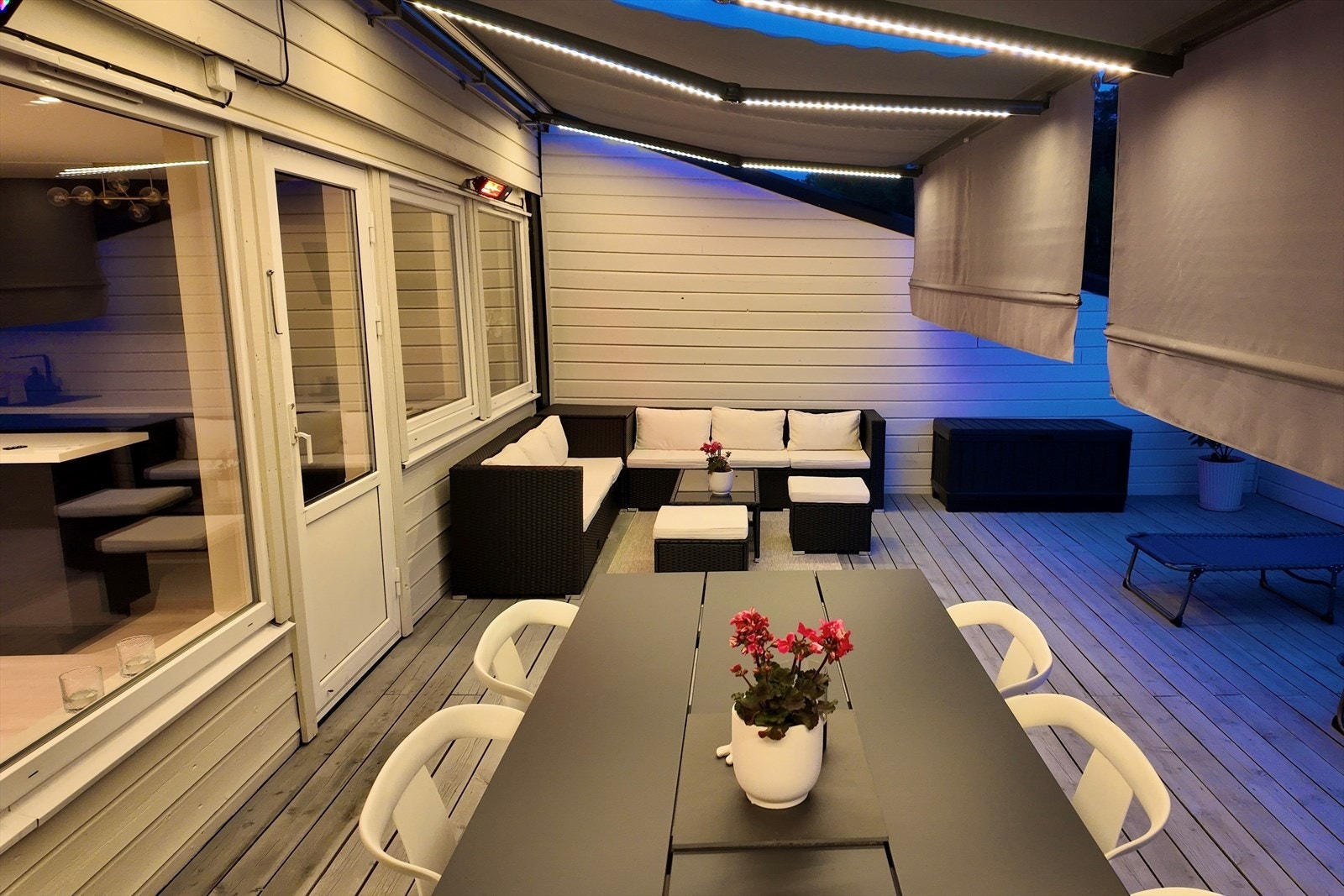 Her kan man sitte under markisene/varmelampene sene kvelder og være i le for vind Galleribilde