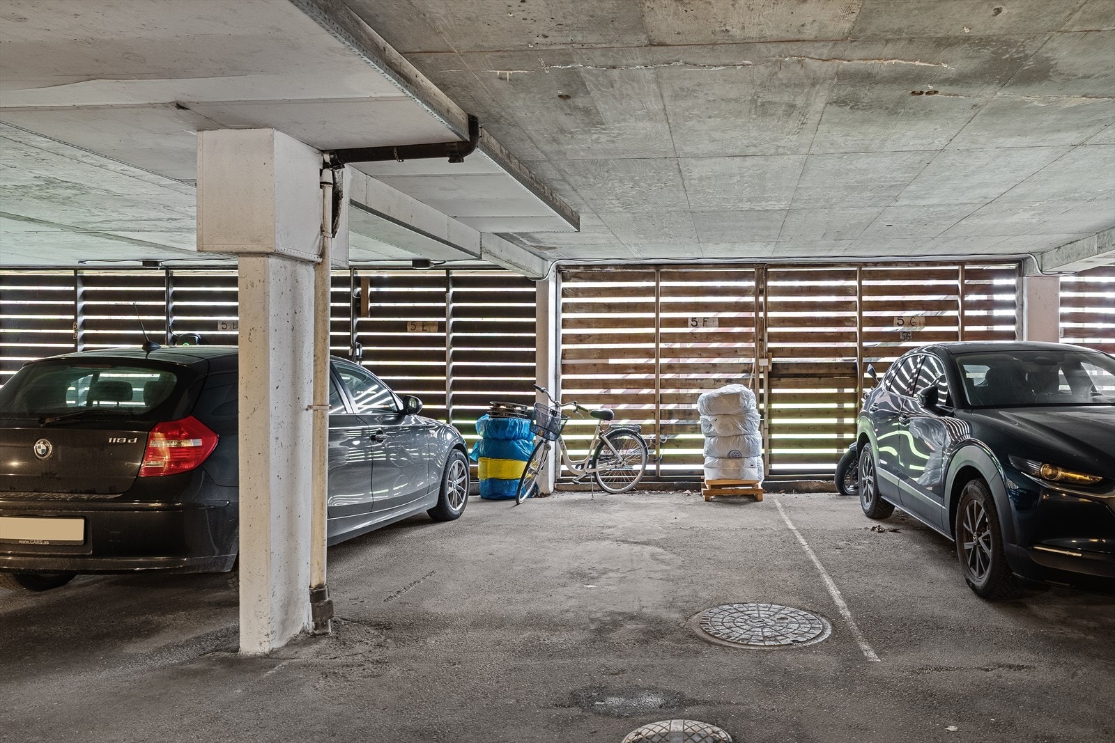 Det medfølger fast parkeringsplass i lukket anlegg i kjeller. Her slipper man måking og skraping av frosne vindusflater Galleribilde