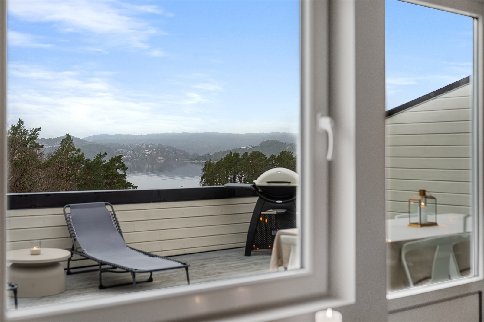 Flott utsikt fra leiligheten ut mot sjøen Galleribilde