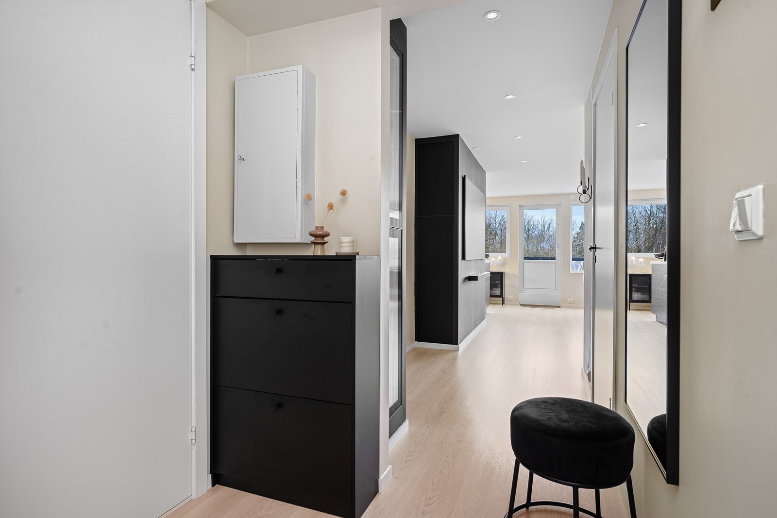 Gang med plass til oppbevaring av ytterklær og sko. Galleribilde