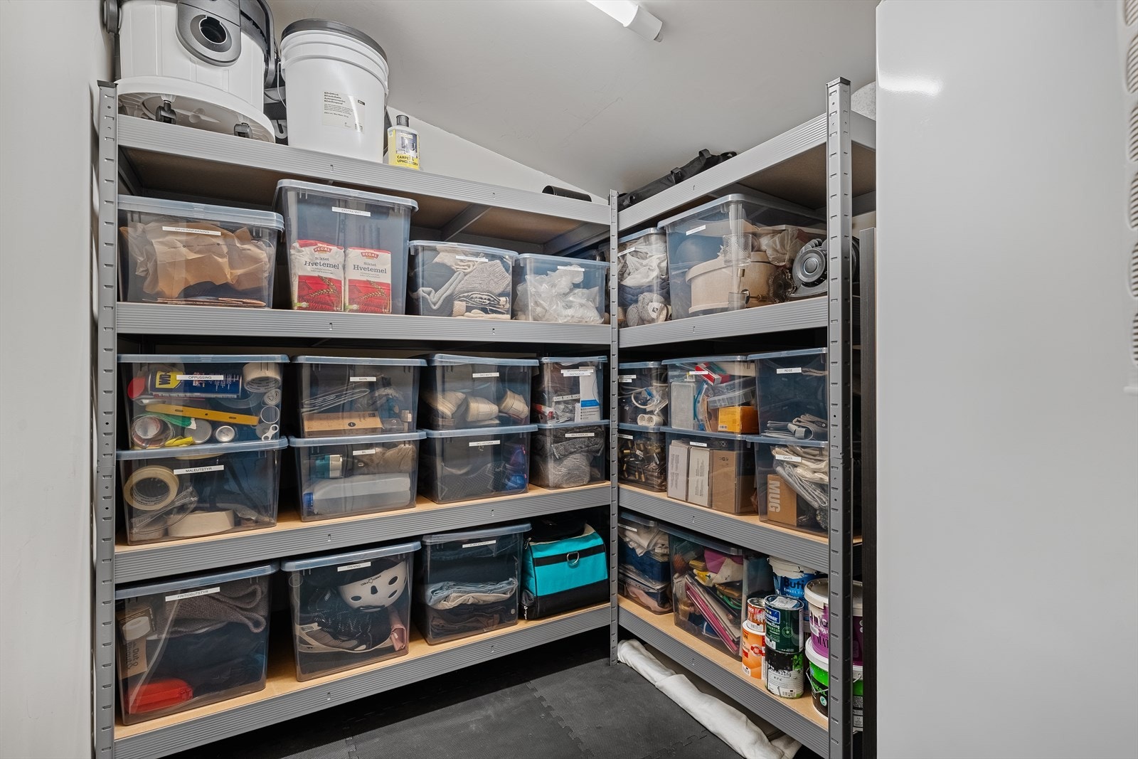 Boden er etterisolert og har god lagringsplass. Galleribilde