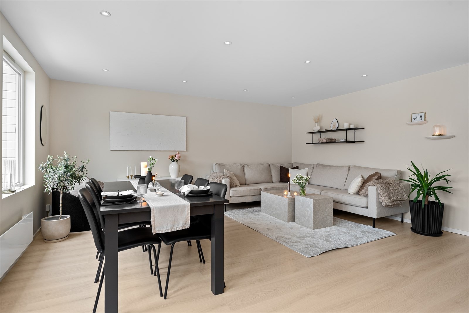 I stuen er det god plass til både sofa- og spisegruppe. Det er balansert ventilasjon fra Smartvent som gir et godt inneklima Galleribilde