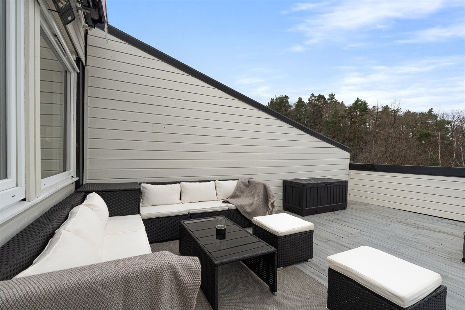 Meget stor terrasse på hele 40 kvm. Her er det helt usjenert og meget gode solforhold Galleribilde