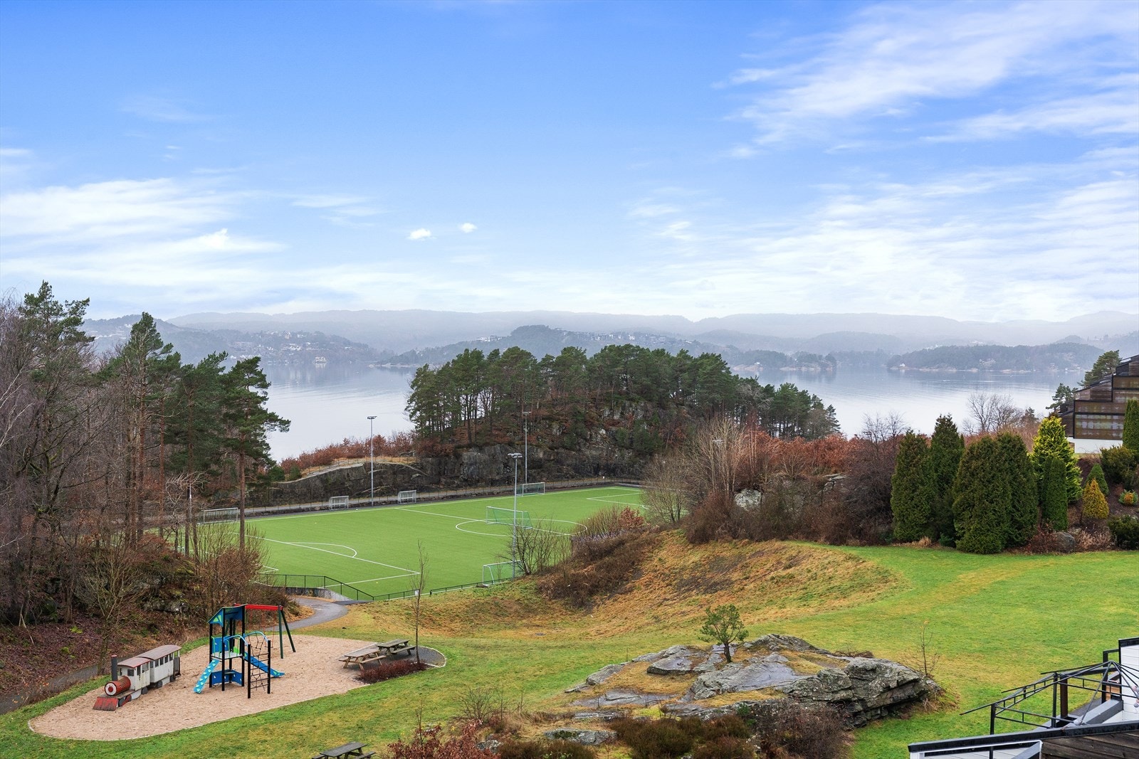 Kort vei til lekeplass, fotballbane, butikk, skole, buss og sjøliv Galleribilde