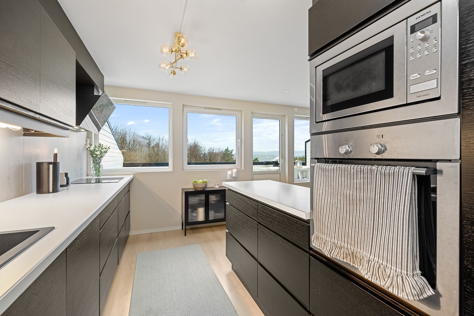 Det er integrerte hvitevarer. Leiligheten er gjort listefri i både tak og vinduskarmer Galleribilde