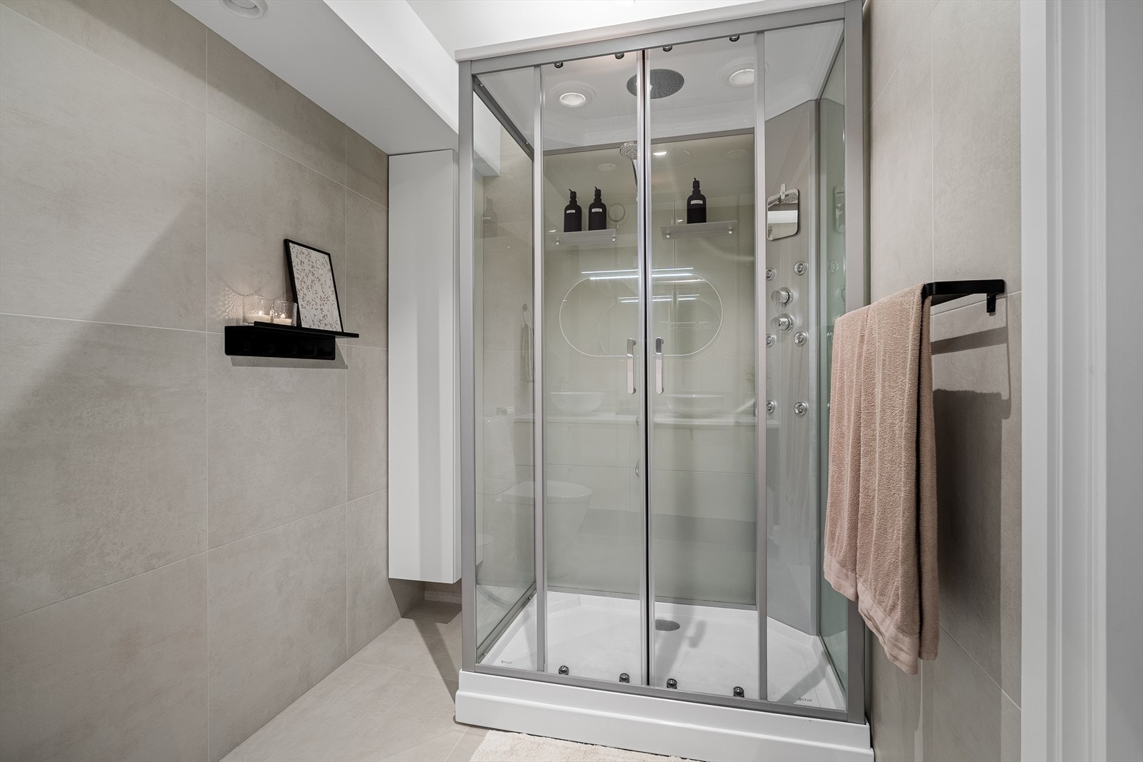 Stort kabinett med regnfallsdusj Galleribilde