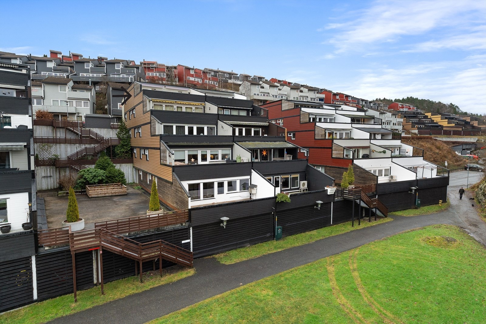 Fasade. Borettslaget har tatt opp lån til å male blokkenes sidevegger samt trappeoppgang i dempet sort. Galleribilde