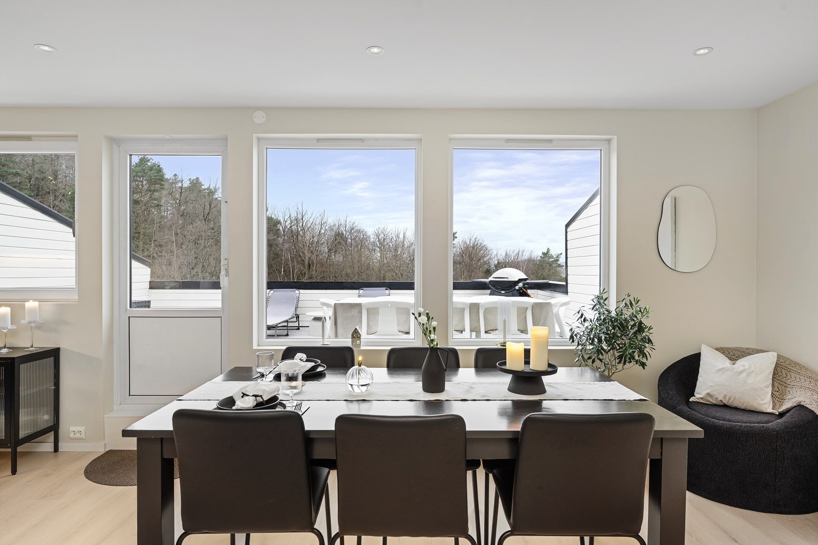 Store vindusflater som slipper inn rikelig med naturlig lys. Det er utgang til en stor terrasse Galleribilde