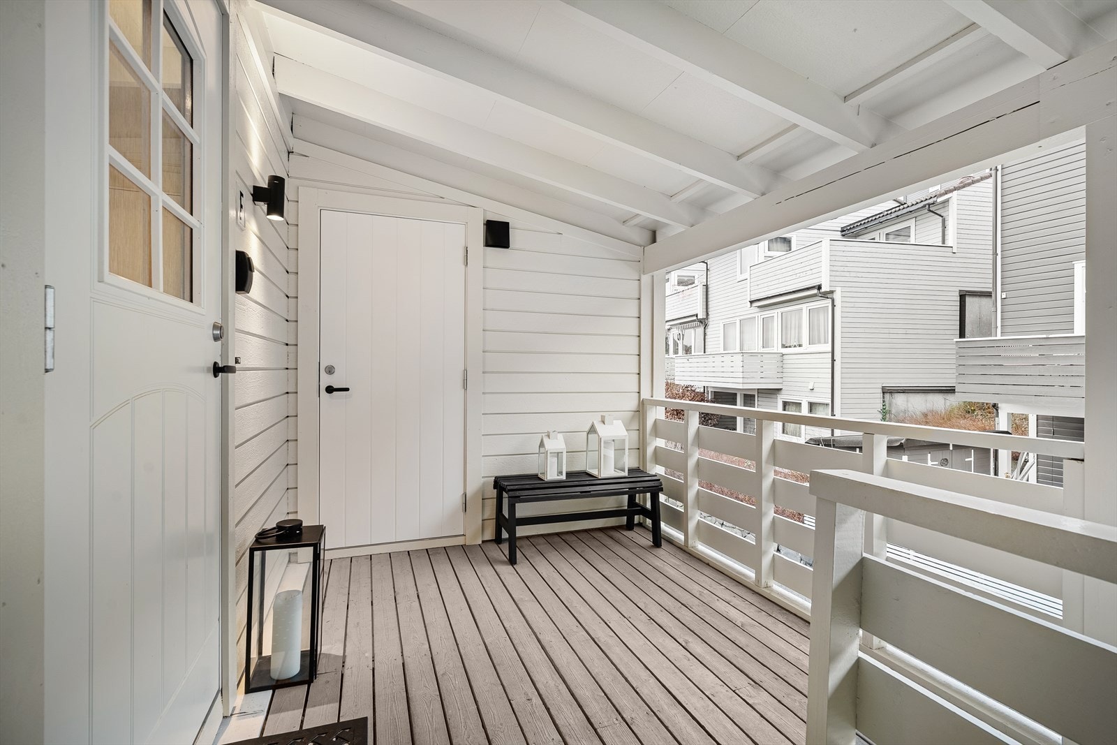 Trivelig inngangsparti med tilgang til utvendig bod. Galleribilde