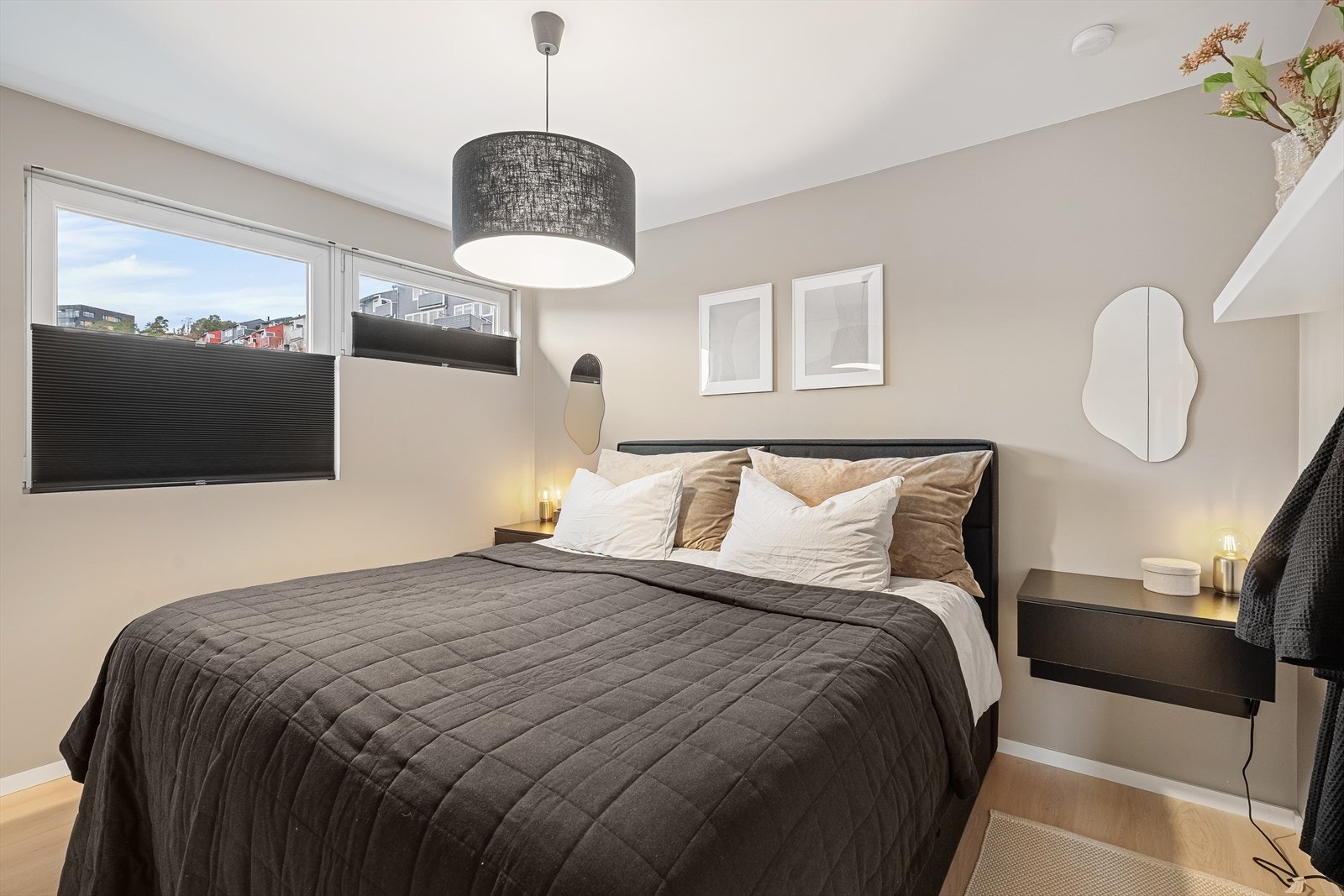 Romslig soverom med god plass til dobbeltseng med tilhørende nattbord Galleribilde