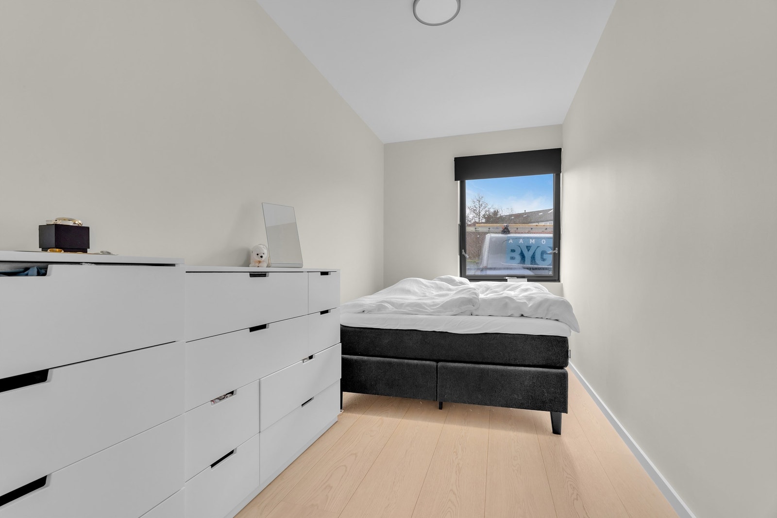 Soverom 2 med romslig plass til oppbevaring Galleribilde