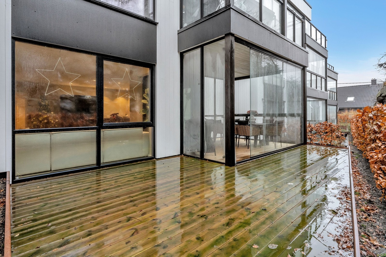 Terrasse som inviterer til avslapning og sosiale stunder utendørs Galleribilde