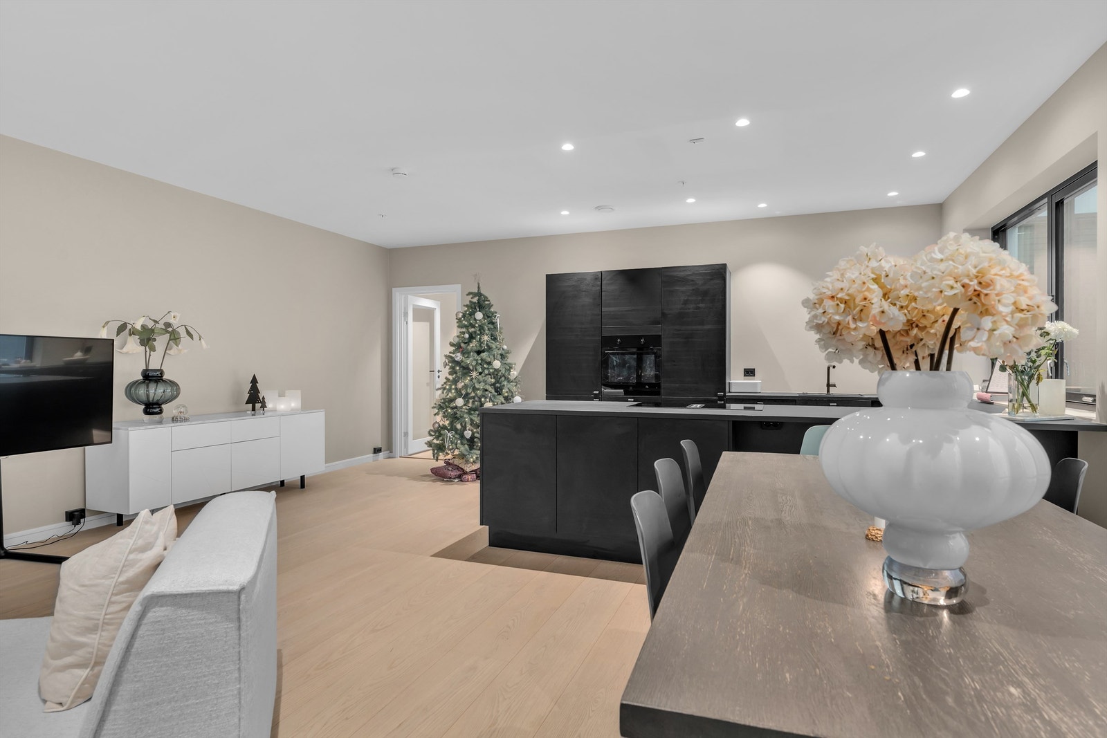 God belysning med spotter over kjøkkenet for både funksjon og stemning. Galleribilde