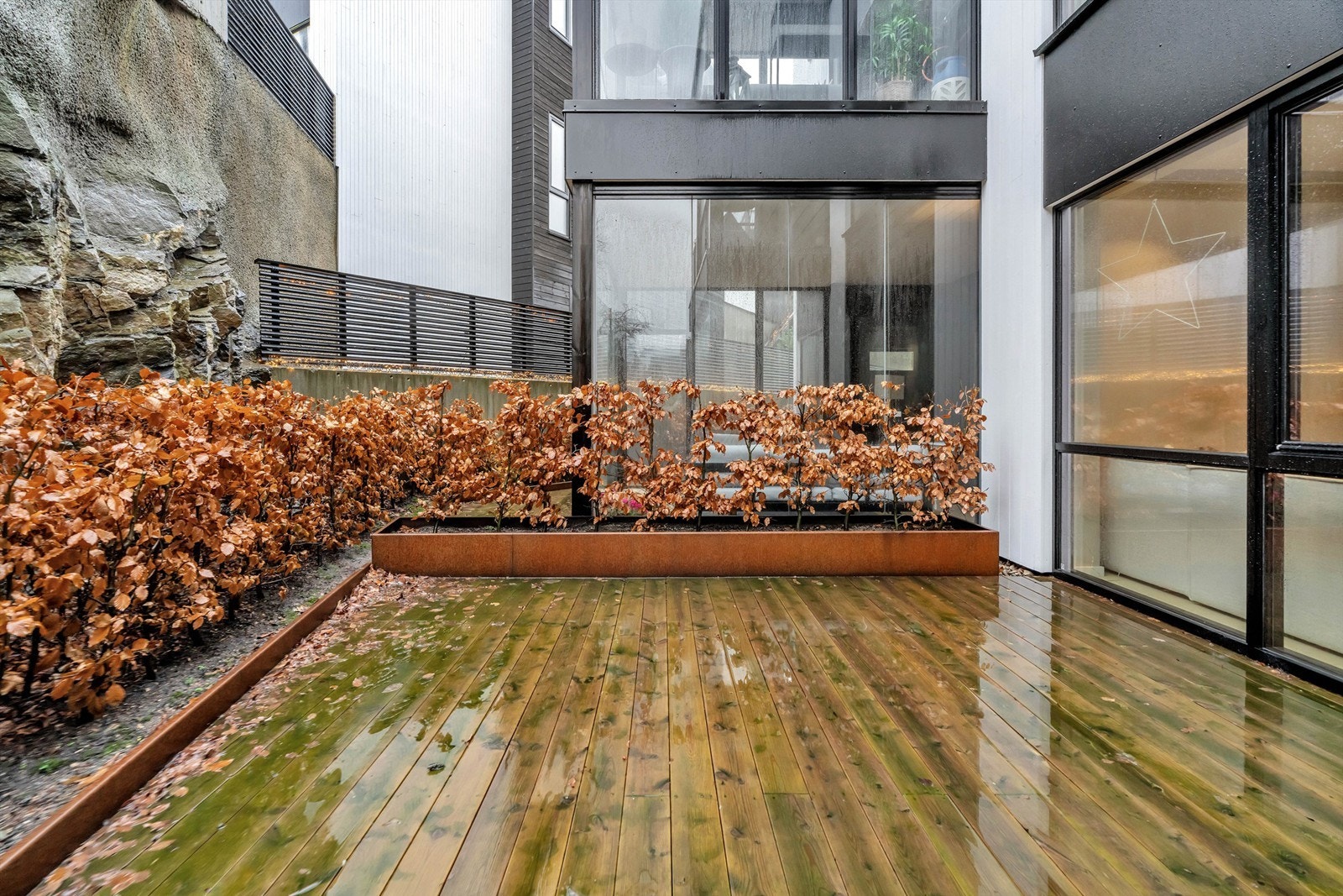 Terrasse adskilt fra naboens uteområde. Galleribilde