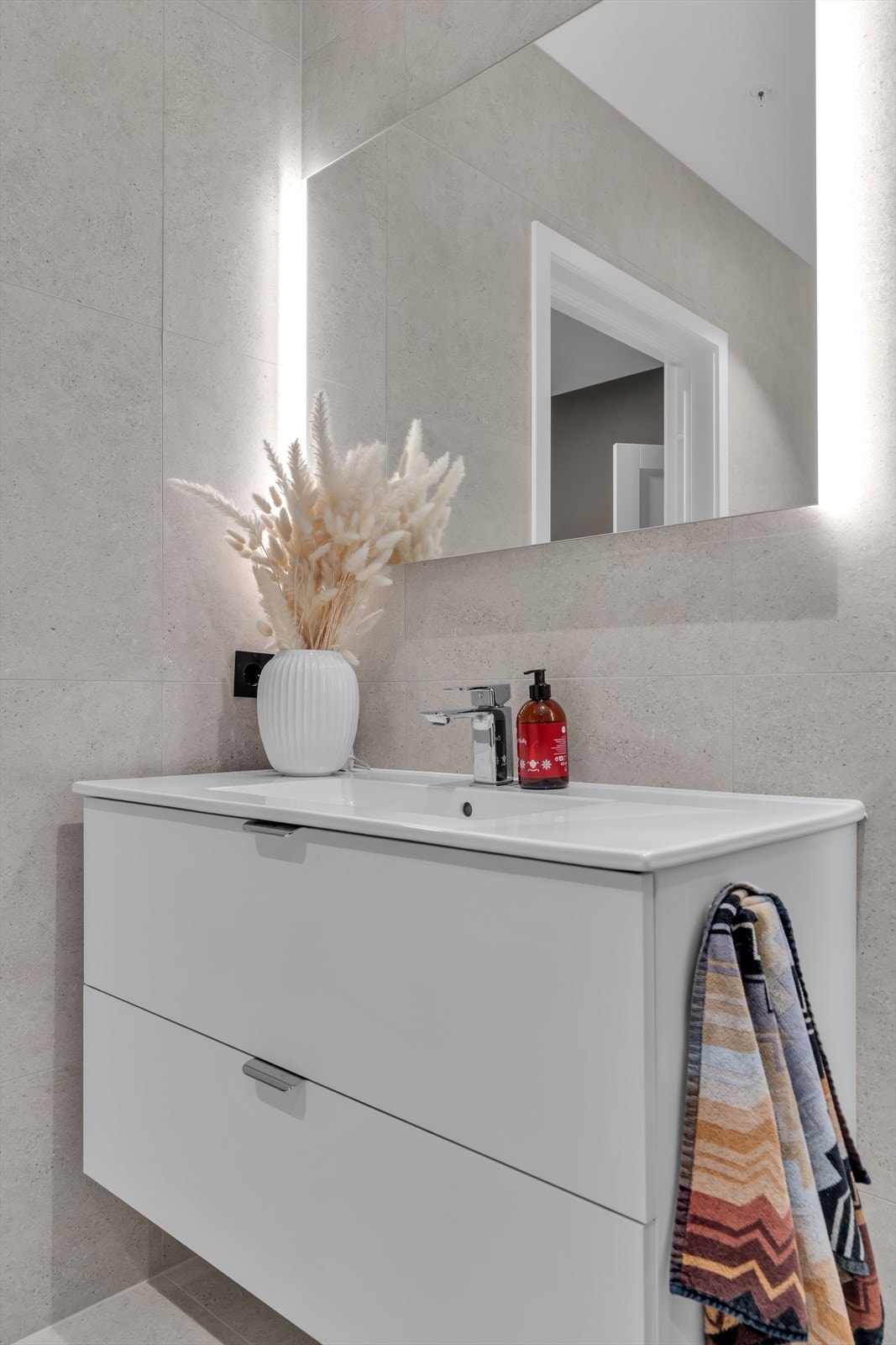 Vegghengt servant med god oppbevaringsplass Galleribilde