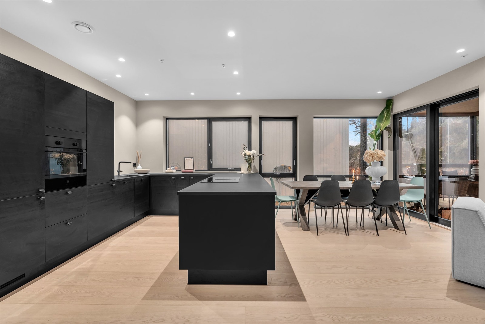 Store vindusflater slipper inn rikelig med naturlig lys og skaper en luftig atmosfære. Galleribilde