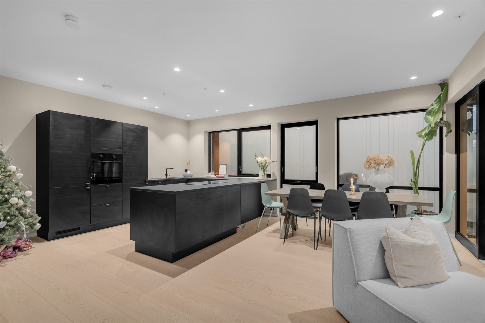 Mørkt kjøkken som tilfører varme og hygge til stuen. Galleribilde