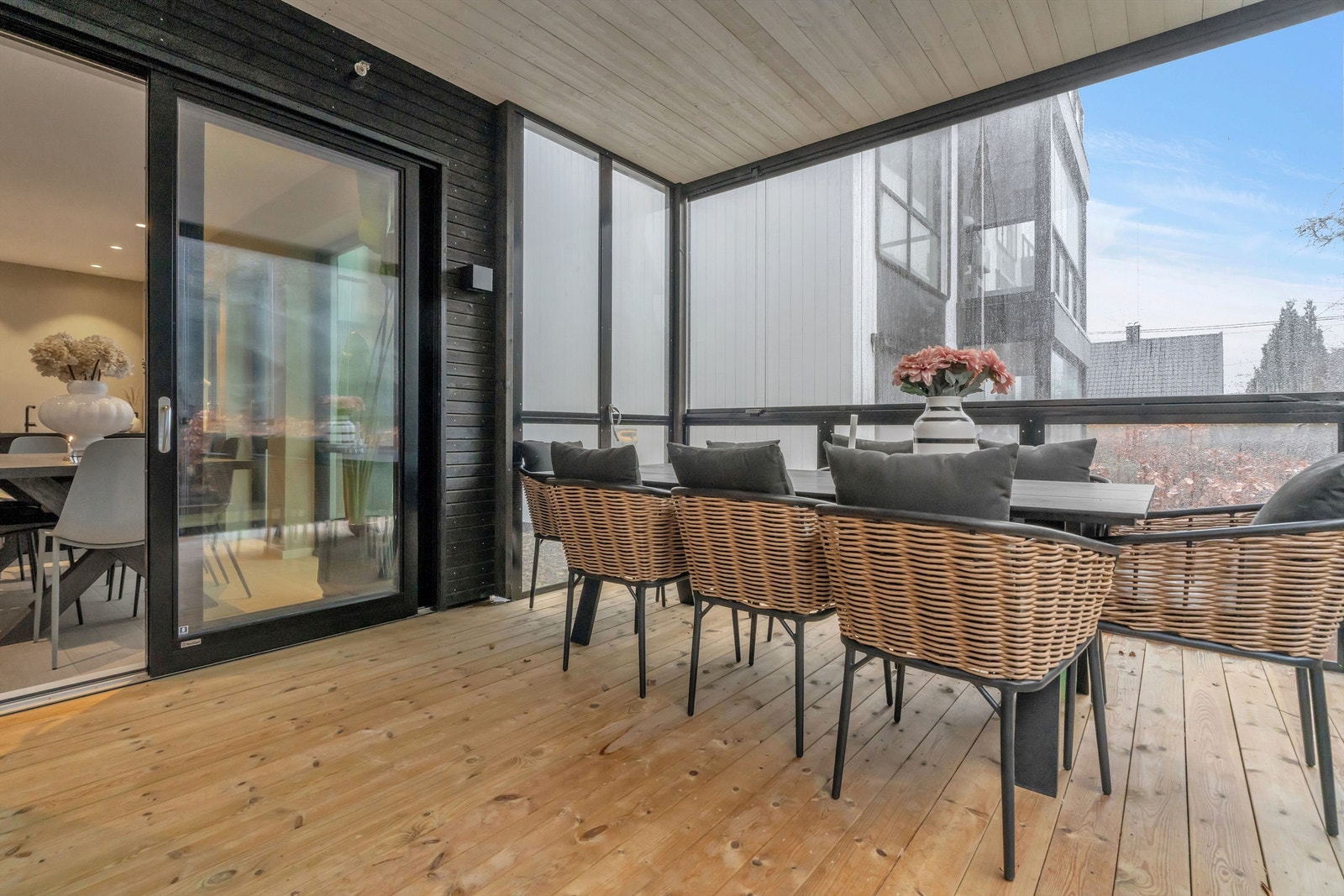 Innglasset terrasse gir mulighet for å nyte kveldene selv når det blir kjølig. Galleribilde