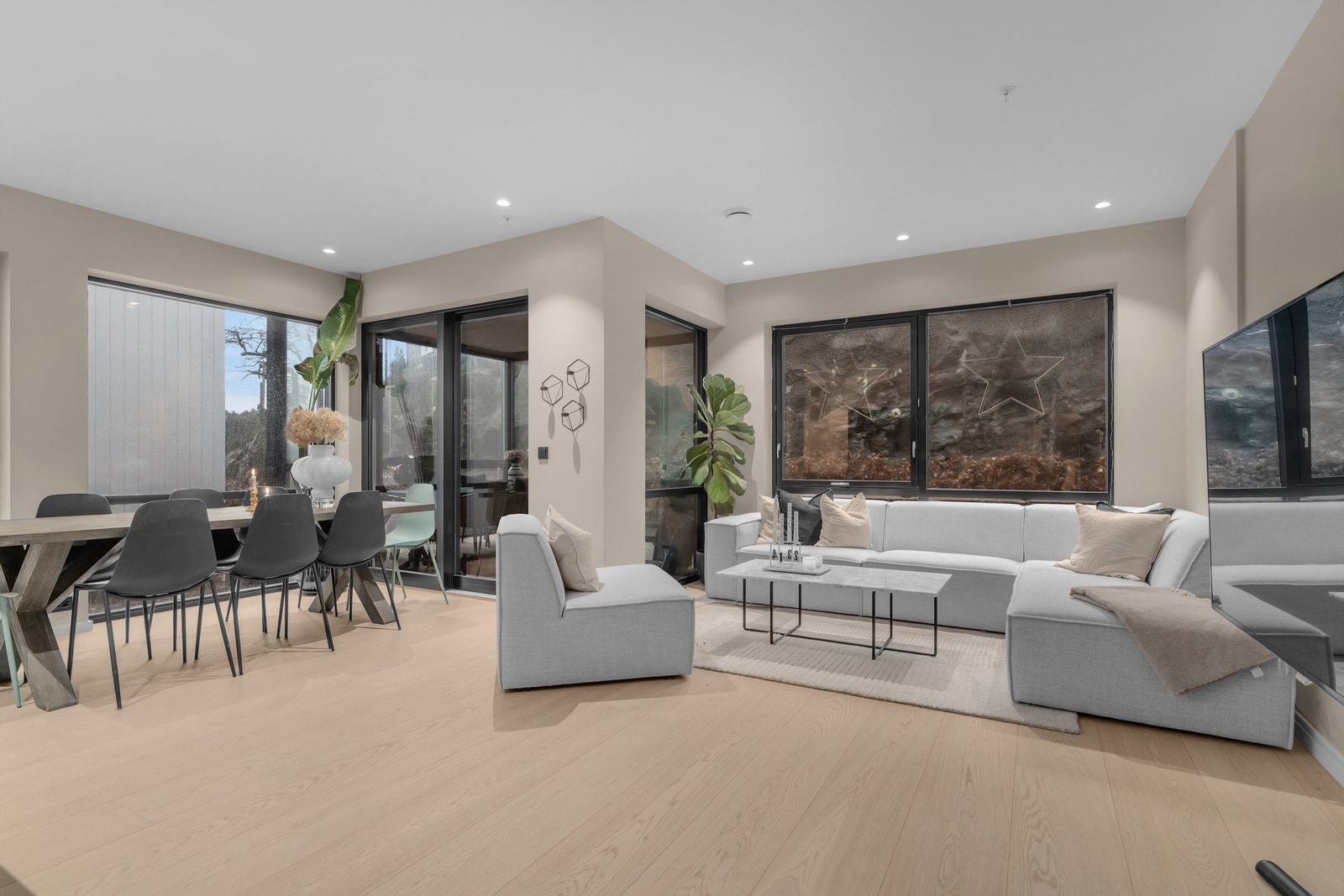 Plass til både sofa og spisegruppe, perfekt for sosiale stunder. Galleribilde