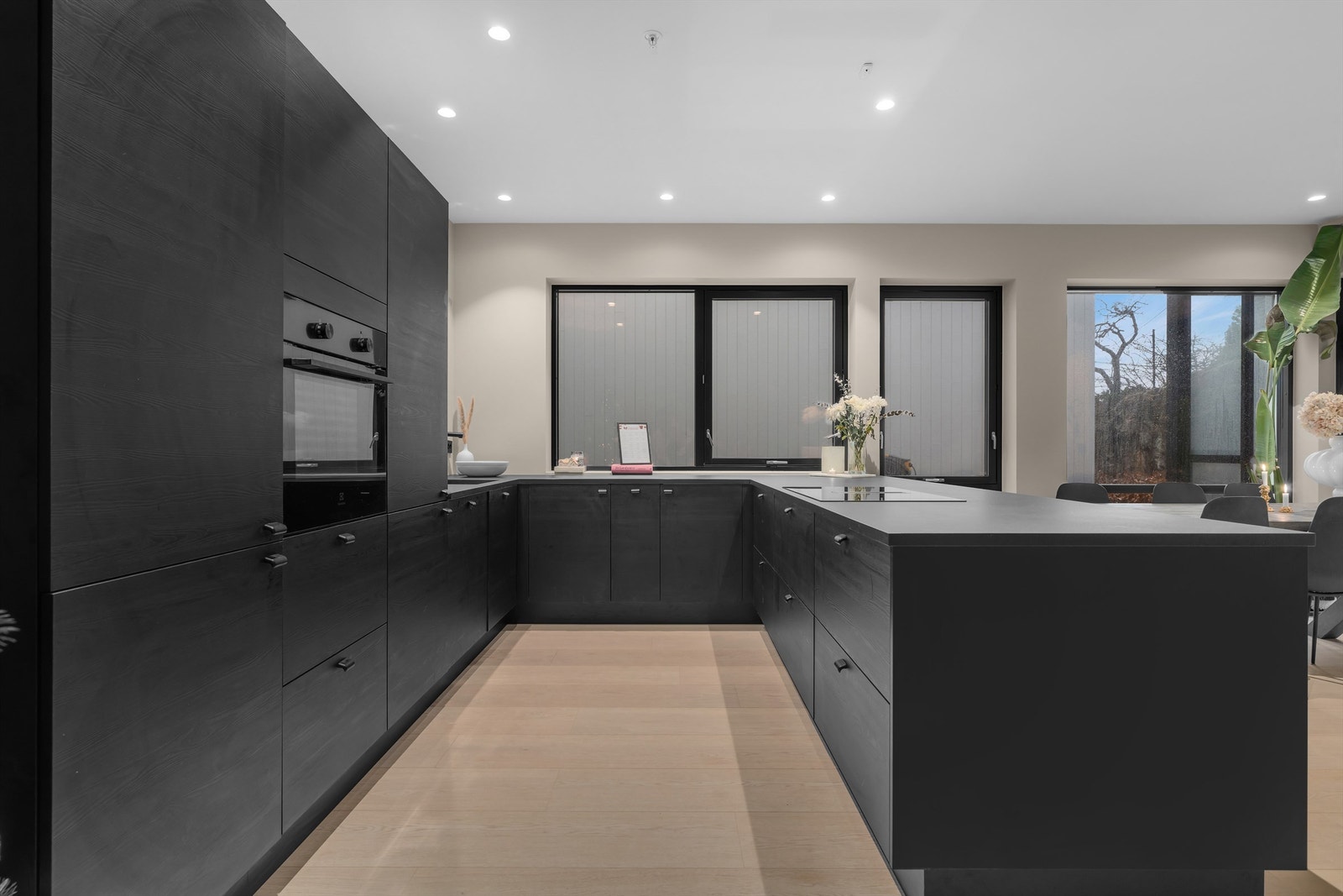Sorte detaljer på kjøkkenet skaper en gjennomført og helhetlig stil Galleribilde