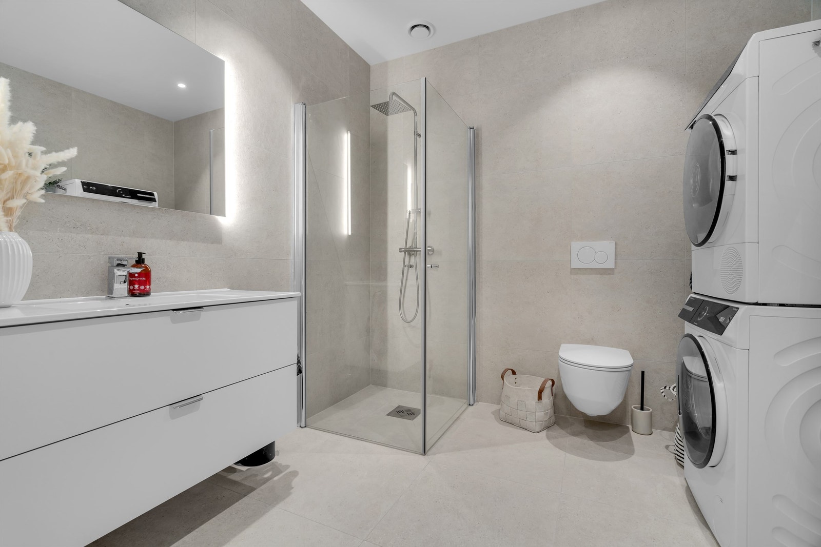 Pent og moderne bad med plass til våde vask og tørk Galleribilde