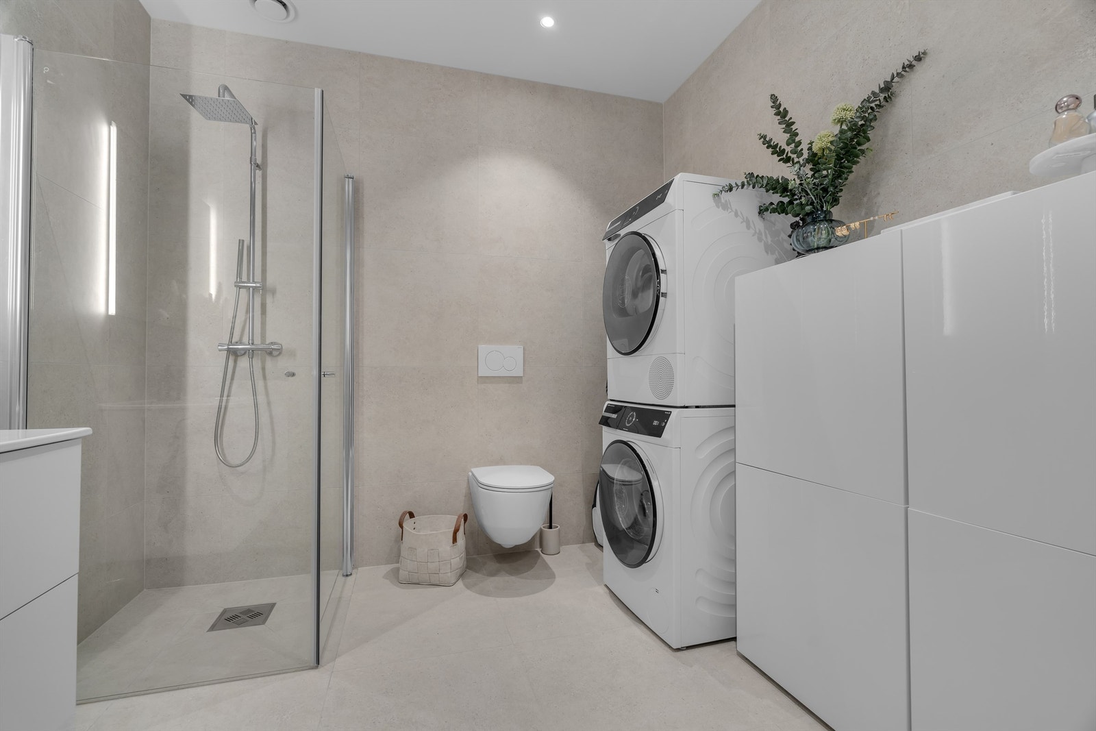 Moderne dusjkabinett med stilrent design Galleribilde