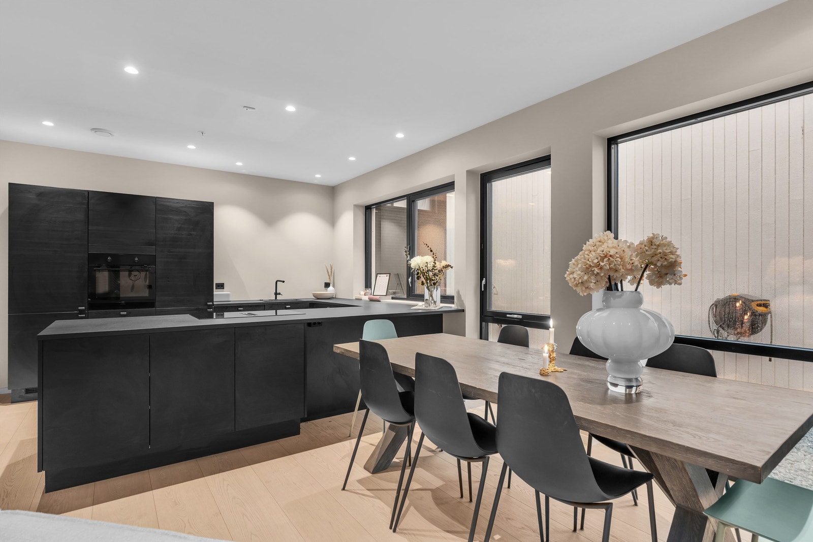 Plass til spisegruppe rett ved kjøkkenet, praktisk og sosial løsning Galleribilde