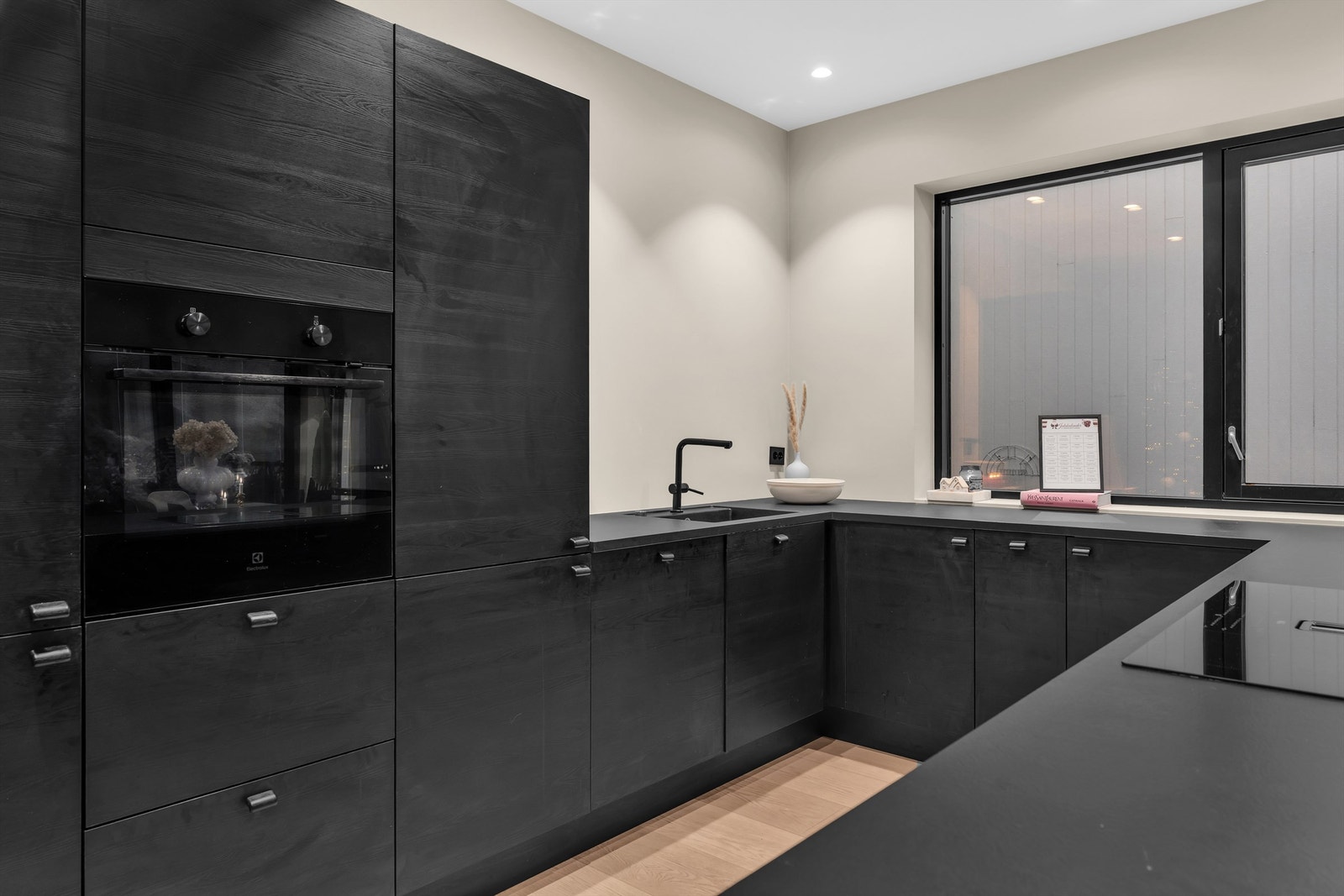 Integrert stekeovn bidrar til et ryddig og helhetlig kjøkkenuttrykk Galleribilde