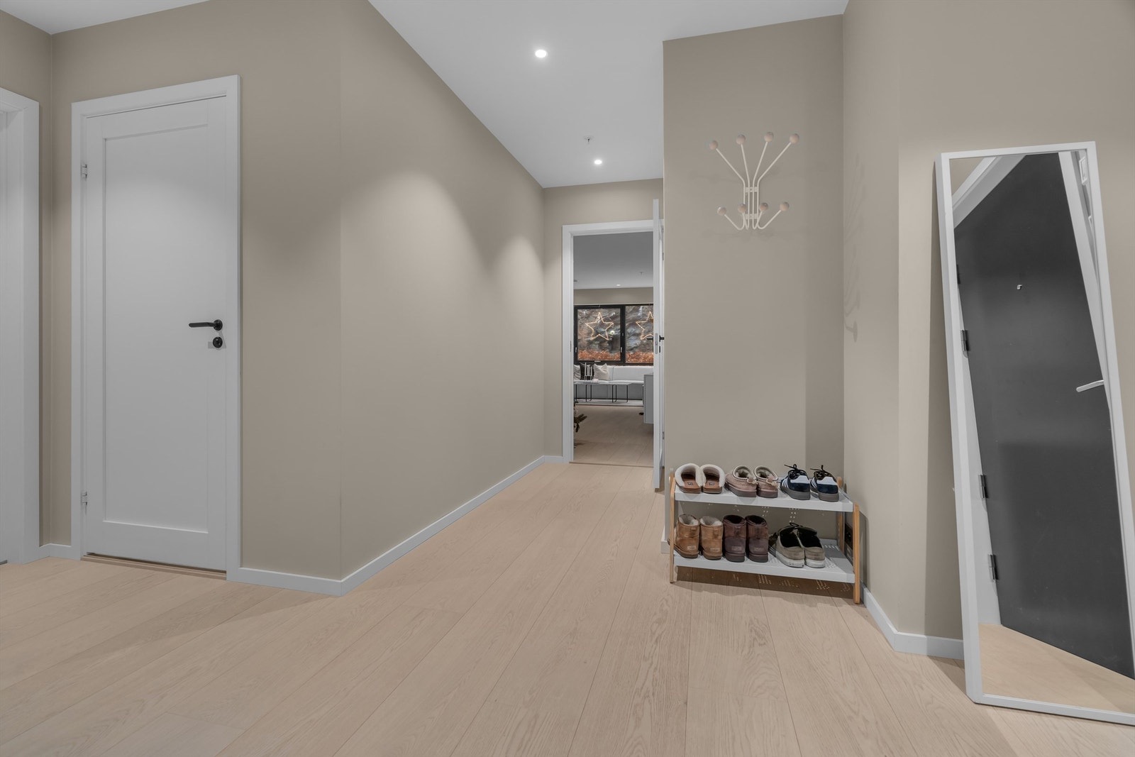 Gang med dør som skaper en naturlig avskjerming mot stuen Galleribilde