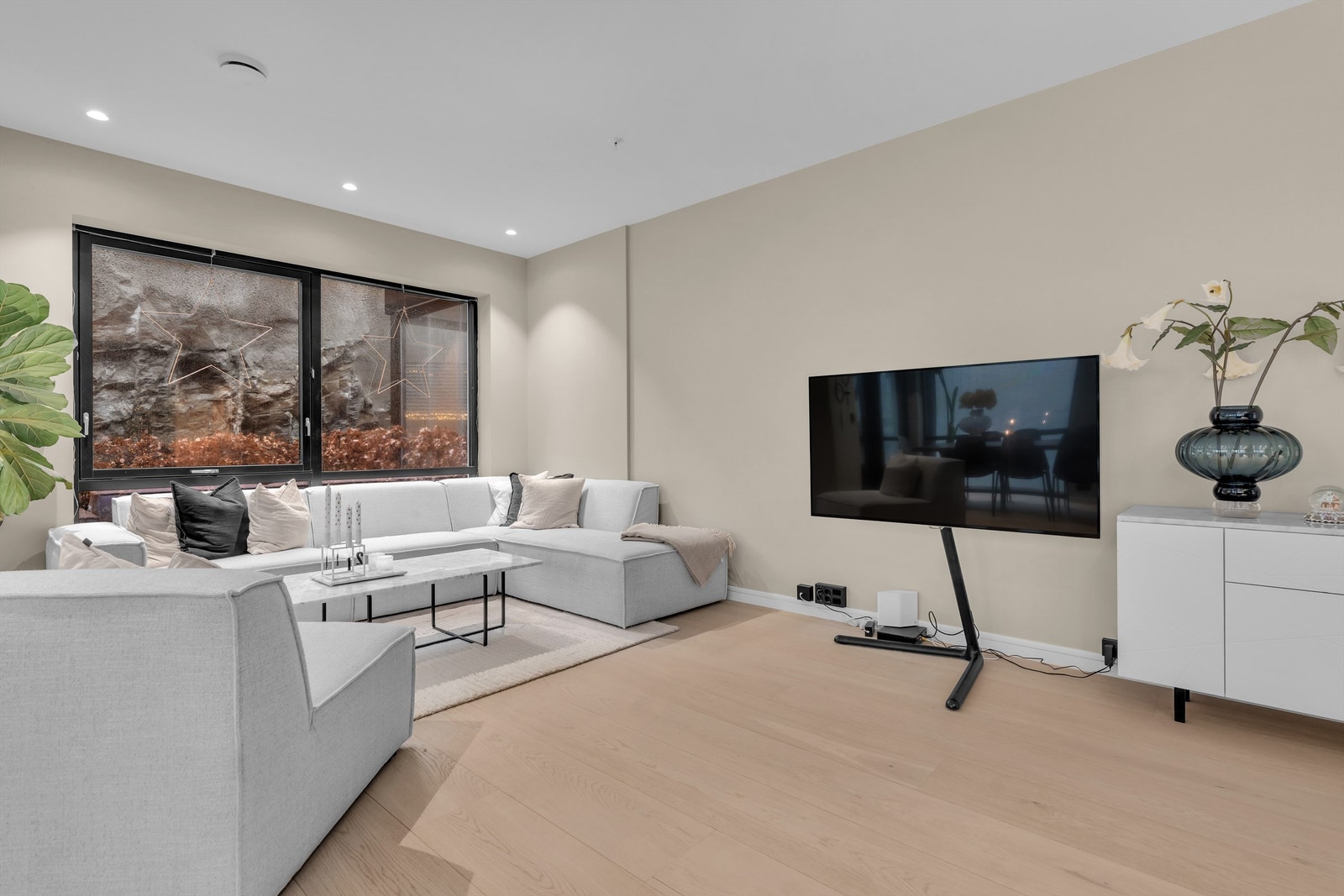 Romslig veggplass, perfekt for TV og underholdning. Galleribilde