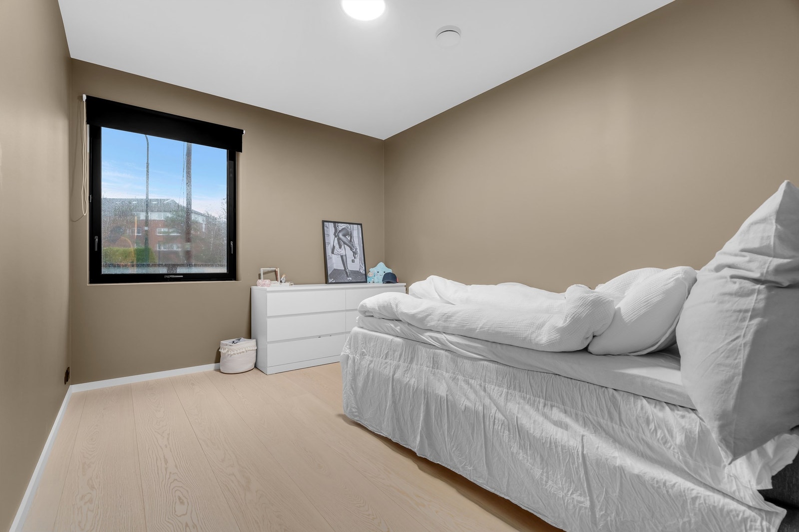 Pent soverom med naturlig lys fra vindu. Galleribilde