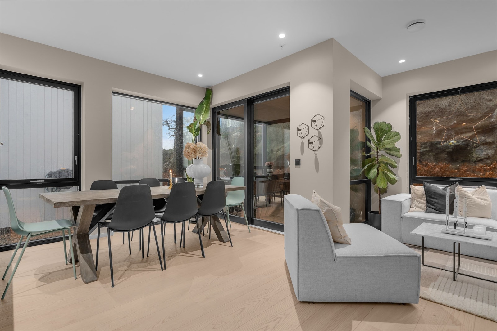 Utgang til innglasset terrasse rett fra stuen. Galleribilde