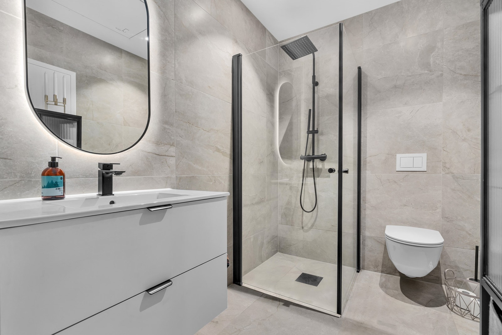 Moderne og stilrent bad Galleribilde