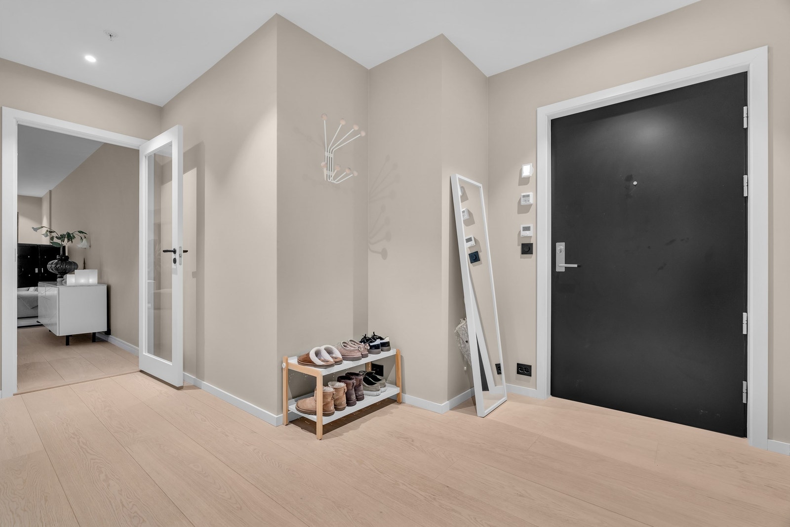 Romslig entré med god plass til jakker og sko Galleribilde