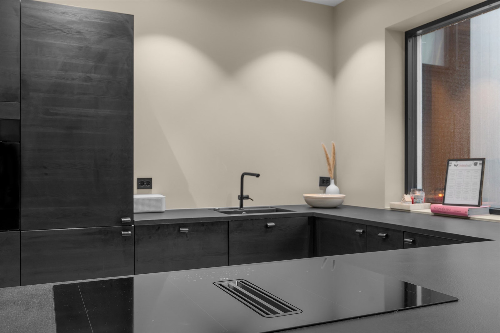 Integrert ventilator i koketoppen gir et stilrent uttrykk og god funksjonalitet Galleribilde