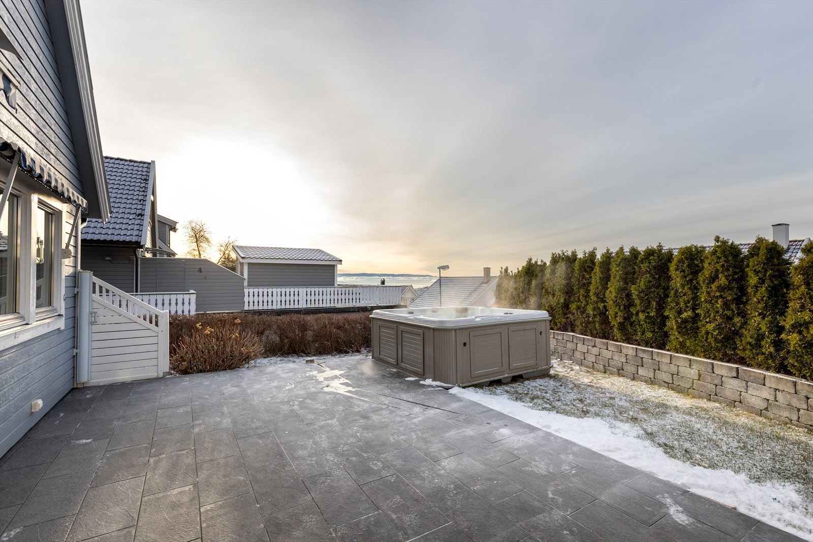 Terrassen har gode solforhold og en åpen utsikt mot omgivelsene. Galleribilde