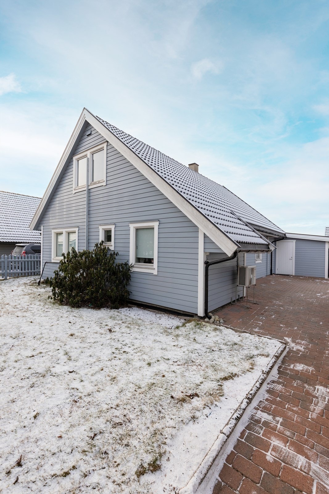 Boligen fremstår velholdt med en tidløs arkitektur og kledning i tre. Galleribilde