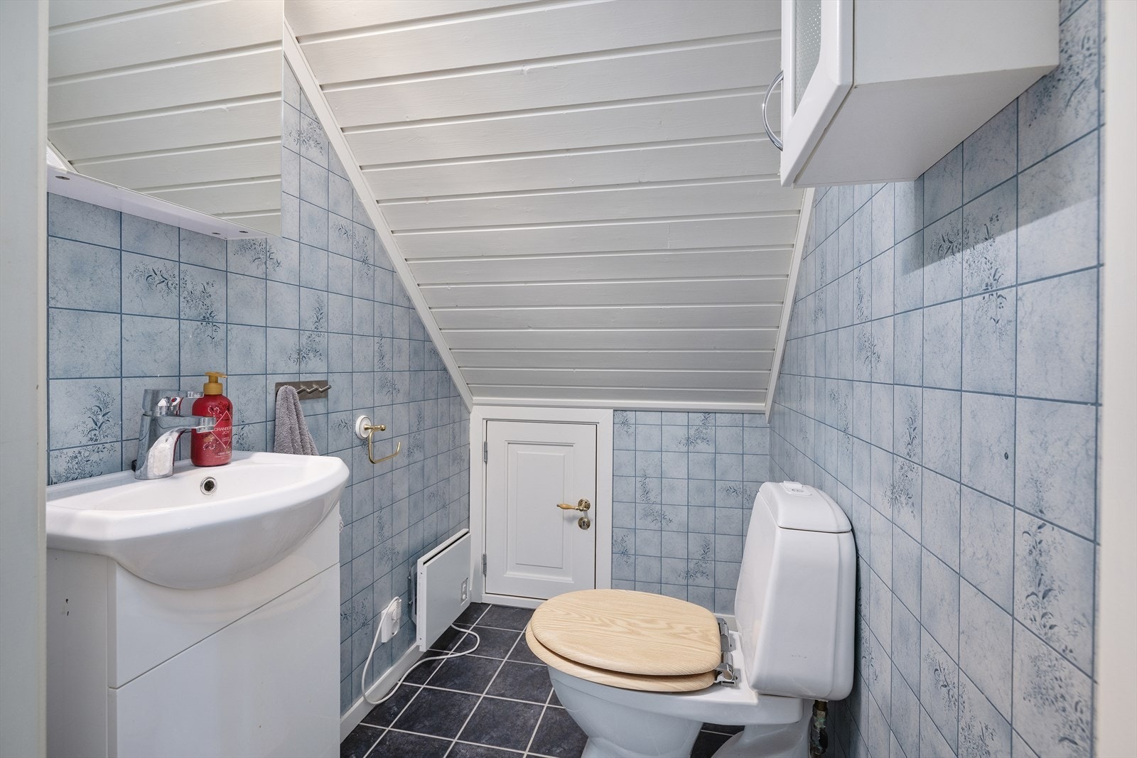 Et praktisk toalettrom betjener loftsetasjen. Galleribilde