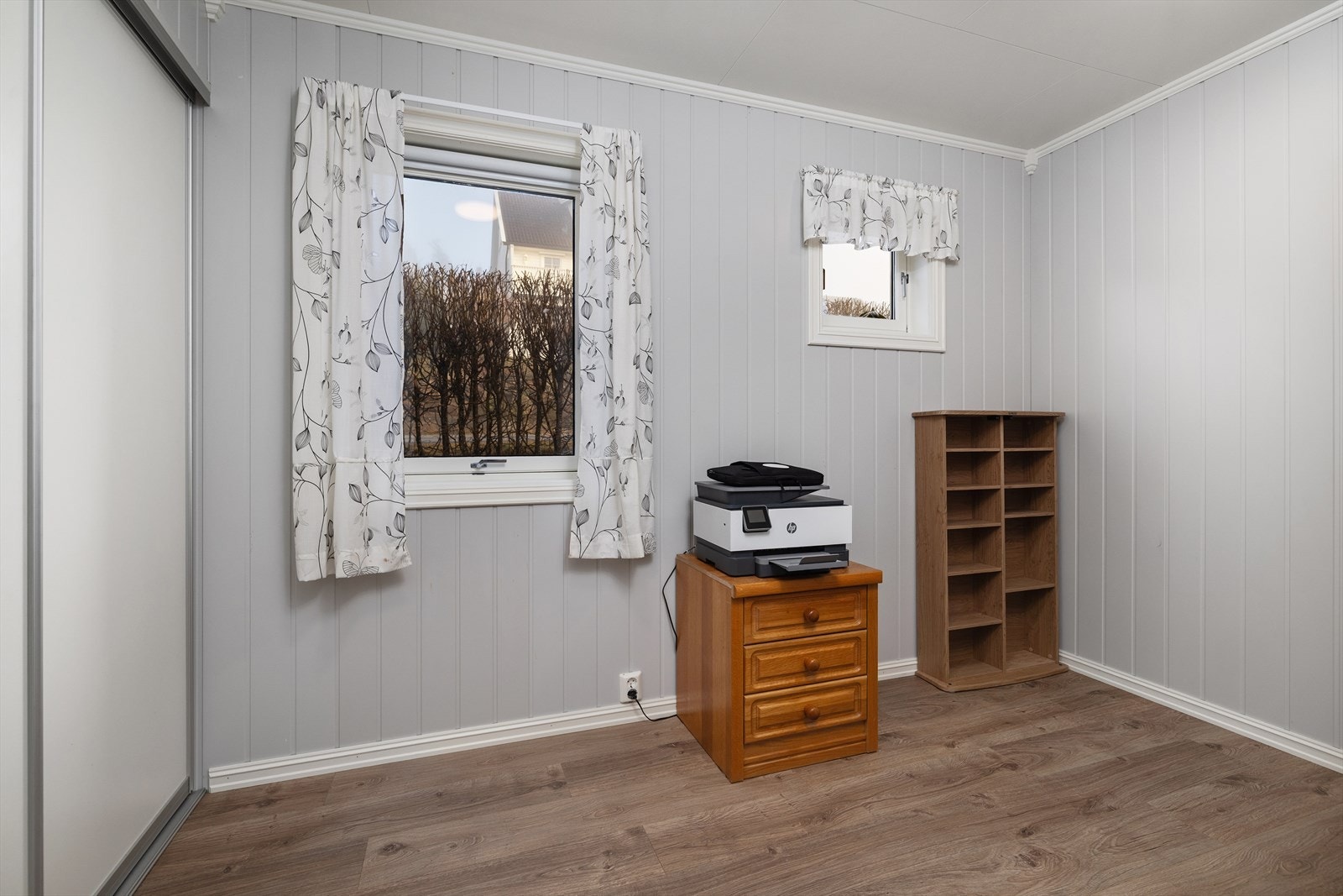 Rommet er utstyrt med en skyvedørsgarderobe med god largringsplass Galleribilde